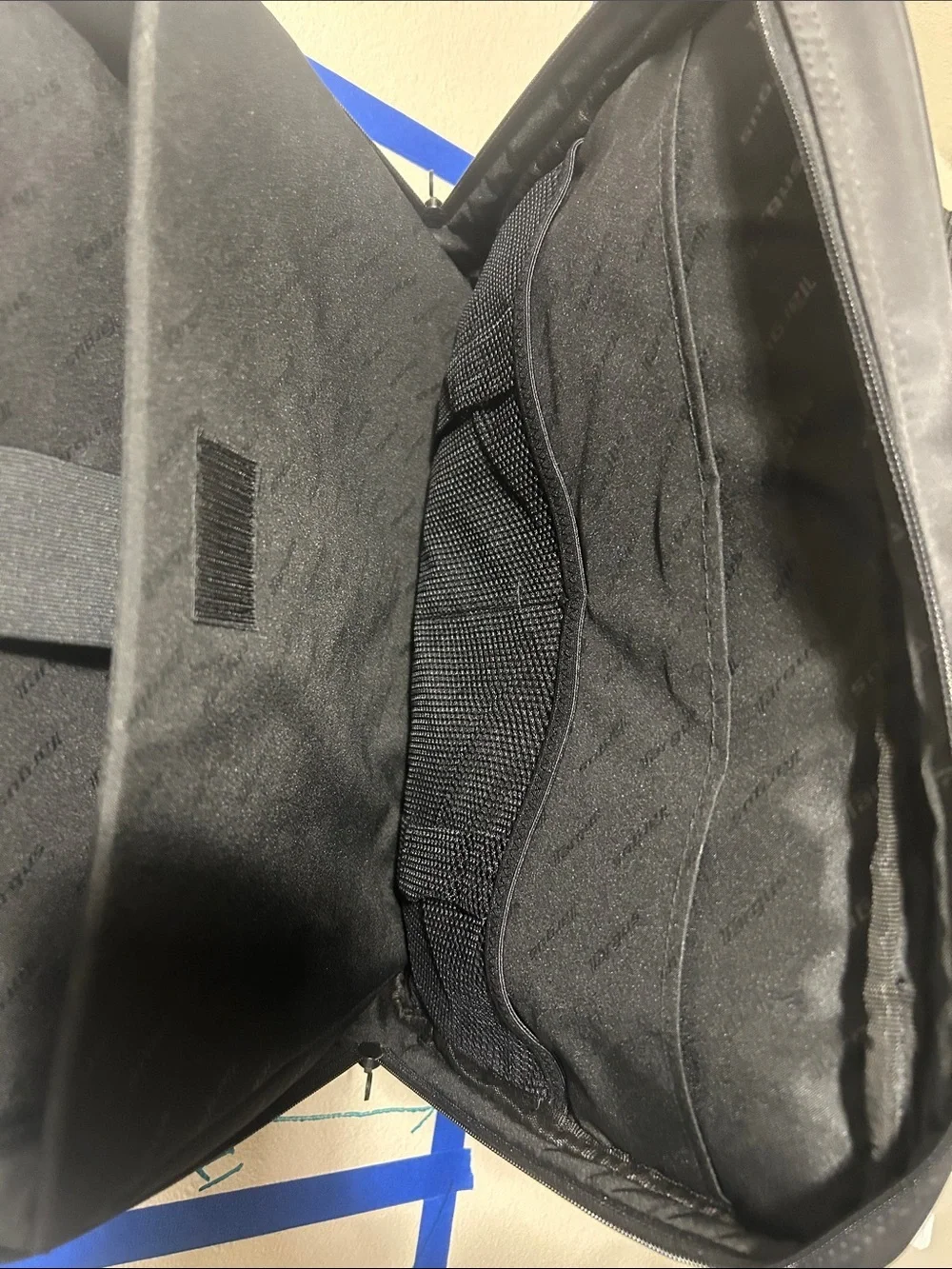 Targus Black Men's Laptop Messenger Bag